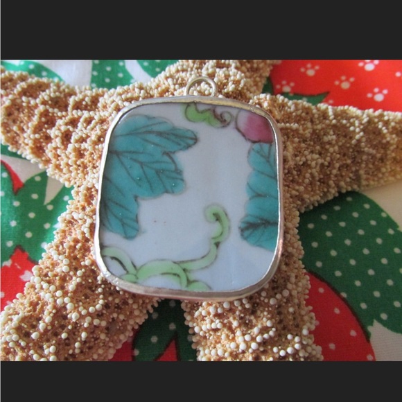 Pair of Pendants Chunky Cross and Floral Theme Chunky Style - Picture 2 of 2